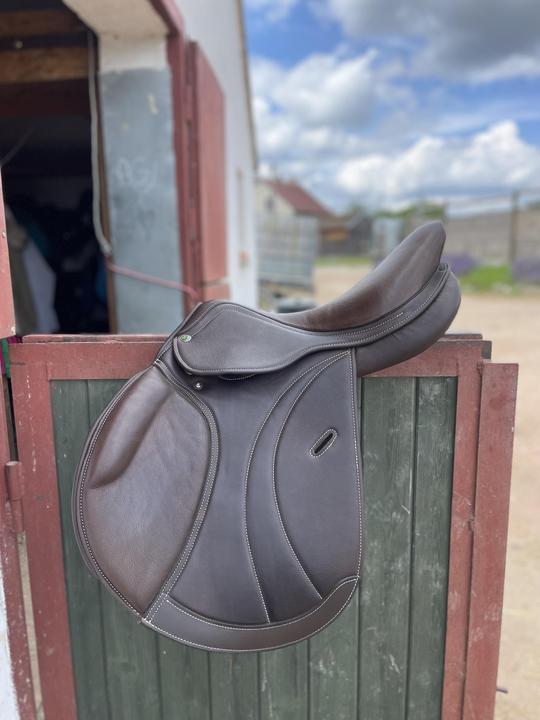 Skokové sedlo hnědé